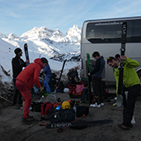 Eski de montaña y raquetas de nieve